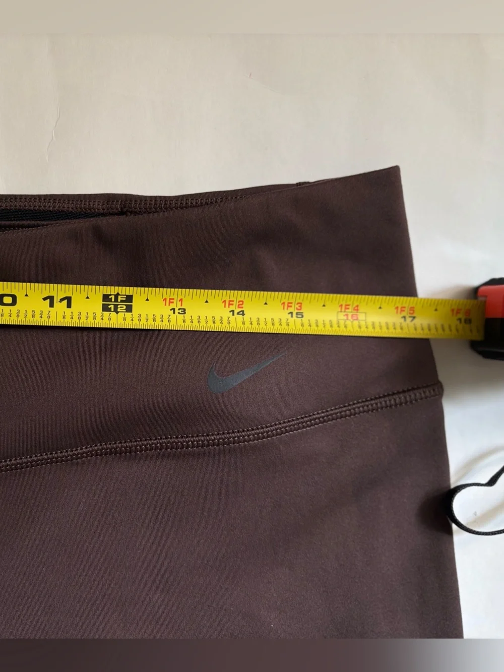 Women's Nike straight-leg sweatpants in dark brown
